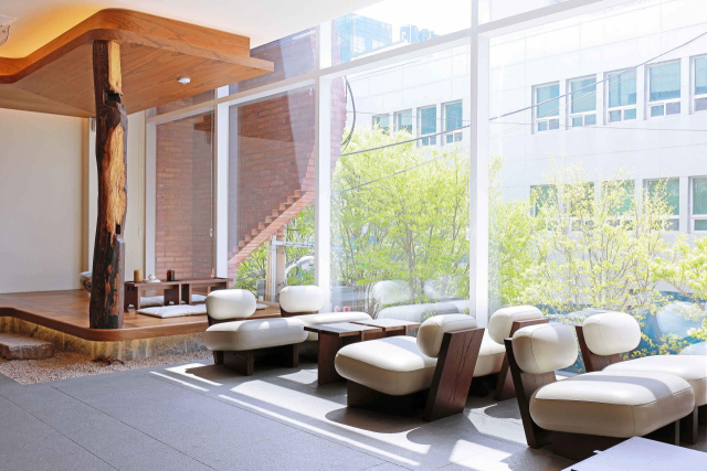 연경재 2층. 적산가옥(敵産家屋)을 해체하면서 나온 목재 일부를 기둥으로 재활용했다. 이성민 사진작가 제공