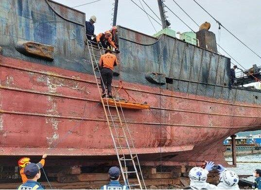 지난해 5월 부산 사하구 한 조선소에서 선박 수리작업을 하던 노동자가 1.5m 높이에서 떨어지는 사고가 발생했다. 사진은 사고 현장 모습. 부산일보DB