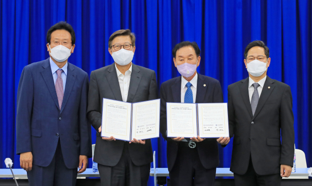 8일 오전 부산시청 대회의실에서 ‘2021년 부산 로봇산업 육성 및 센텀2지구 로봇산업 협동화단지 조성을 위한 산학연 좌담회’(위쪽)가 열렸다. 오른쪽은 부산시와 부산로봇사업협동조합의 상호협력 양해각서 체결식. 왼쪽부터 김진수 부산일보 사장, 박형준 부산시장, 유학현 부산로봇사업협동조합 이사장, 박수영 국회의원. 김경현 기자 view@