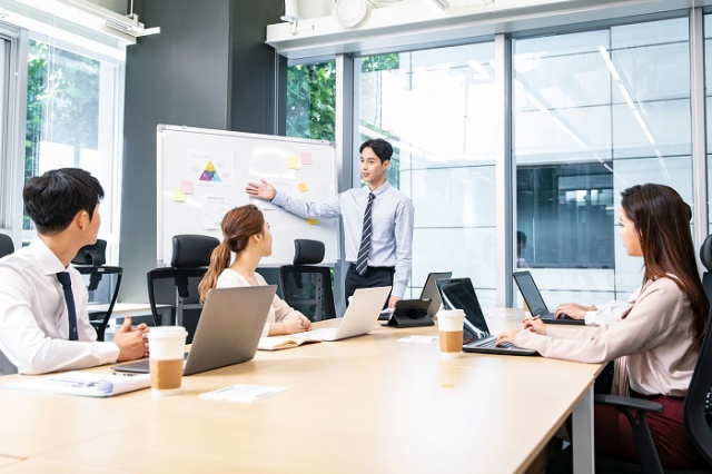 부산의 5월 취업자는 모두 167만 2000명으로 전년 동월대비 6만 2000명(3.8%)이 증가했다. 이에 따라 고용률도 56.7%로, 2.1% 포인트 올랐다. 이미지투데이