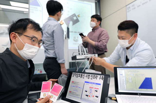 양자암호통신 등 ‘양자기술’ 육성을 위한 특별법이 10일부터 시행된다. 사진은 LG유플러스 직원들이 양자내성암호 기술을 검증하는 모습. 사진:LG유플러스 제공