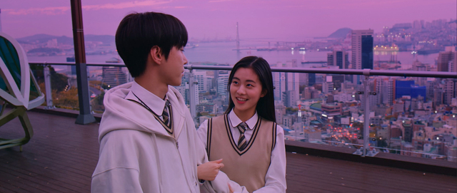 ‘심야카페 시즌 3: 산복산복 스토커’의 한 장면. NCT 도영(왼쪽)과 김인이 배우. 부산일보DB