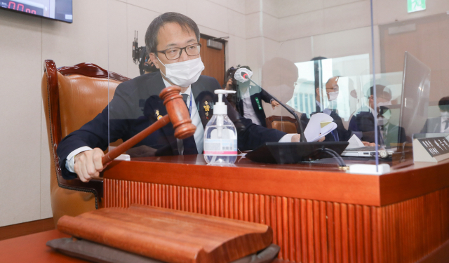 9일 국회에서 열린 법제사법위원회 전체회의에서 위원장 직무대행인 더불어민주당 박주민 간사가 ‘군사법원법 개정 관련 공청회 계획서 채택의 건’을 통과시키고 있다. 연합뉴스