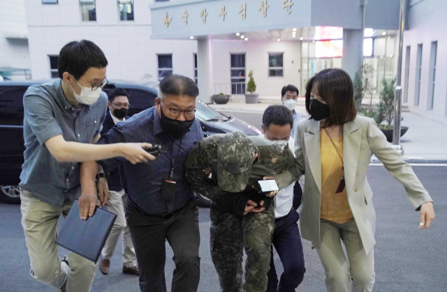 극단적 선택을 한 공군 여성 부사관을 성추행한 혐의를 받는 장 모 중사가 지난 2일 보통군사법원에 압송되고 있다. 연합뉴스