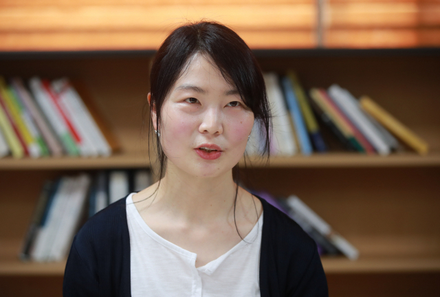 두 번째 소설집 <오후 네 시의 동물원>을 낸 소설가 서정아는 “저의 이야기가 작은 위로를 전달했으면 한다”고 했다. 김경현 기자 view@