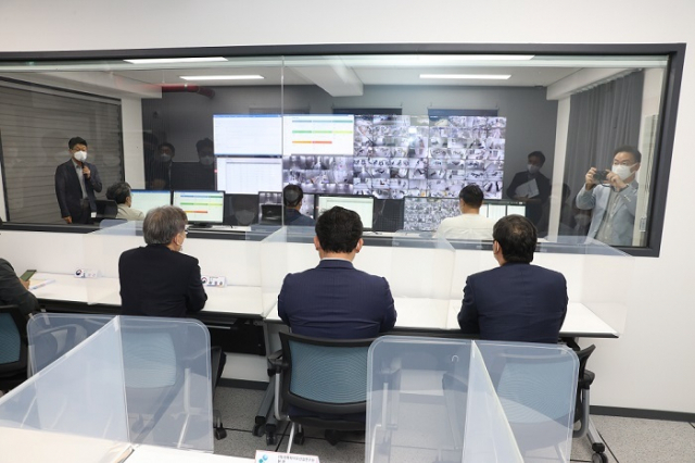 10일 권칠승 중소벤처기업부 장관이 경북 산업용 헴프 규제자유특구 통합관제센터를 방문해 산업용 헴프 관리 실증을 살펴보고 있다. 중기부 제공