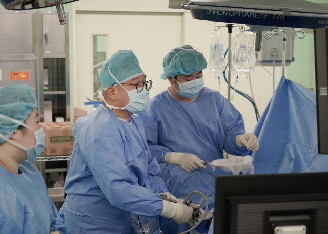 동남권원자력의학원 비뇨의학과 구자윤 과장의 수술 모습. 동남권의학원 제공