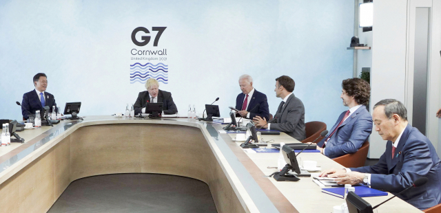 G7 정상회의 참석차 영국을 방문 중인 문재인 대통령이 12일(현지시간) 오후 영국 콘월 카비스베이에서 코로나19 백신 공급 확대 및 보건 역량 강화 방안을 다룰 확대회의 1세션에 참석해 있다. 왼쪽부터 시계방향으로 문 대통령, 영국 보리스 존슨 총리, 미국 조 바이든 미국 대통령, 프랑스 에마뉘엘 마크롱 대통령, 캐나다 쥐스탱 트뤼도 총리, 일본 스가 요시히데 총리. 연합뉴스