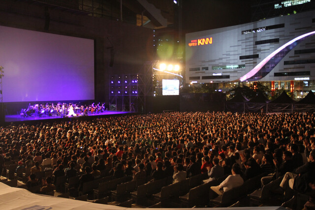 코로나19 이전인 2017년 영화의전당 야외극장에서 열린 조수미 콘서트 모습. 사회적 거리두기 방역 수칙 개편안에 따라 14일부터 대규모 콘서트가 가능해진다. 부산일보DB