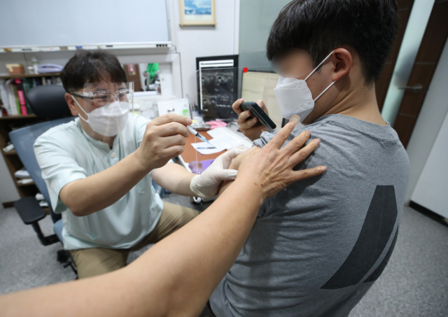 30세 이상 예비군 등에 대한 얀센 백신 접종이 시작된 지난 10일 서울 동작구 경성의원에서 한 시민이 얀센 백신을 접종받으며 휴대전화로 인증샷을 찍고 있다. 백신 1차 접종자는 이날 오전 11시 기준 1천6만705명으로 집계됐다. 지난 2월 26일 첫 접종이 시작된 지 105일째 되는 날 누적 1천만 명을 넘어섰다. 연합뉴스