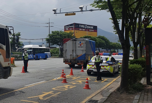 김해서부경찰서는 14일 오후 1시부터 5시까지 진영읍 일원에서 ‘이륜차 난폭 운전 등 교통법규 위반 차량' 합동 단속을 벌였다. 김해서부경찰서 제공