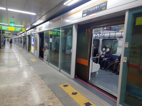 부산도시철도 교대역 승강장과 전동차에 승하차 하는 승객이 줄어 한산한 모습을 보이고 있다. 부산일보DB