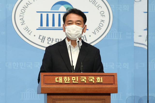 대선 출마를 선언한 더불어민주당 이광재 의원이 10일 국회 소통관에서 도심 항공 고도 제한 관련 정책 기자회견을 하고 있다. 연합뉴스