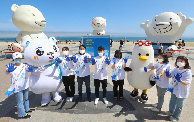 세계적인 겨울 축제인 ‘해운대 북극곰 축제’가 멸종 위기인 북극곰과 바다 보호라는 환경적 가치를 앞세워 올해는 뜨거운 여름 바다에서 열리고 있다. 20일까지 열리는 이번 축제의 ‘플로깅(조깅을 하며 쓰레기 줍기) 챌린지’에 참가한 2030부산엑스포 시민유치단 단원들. 정종회 기자 jjh@