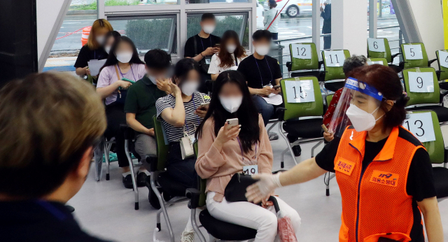 30세 미만 사회 필수인력에 대한 코로나19 백신 접종이 시작된 15일 부산 동구 예방접종센터에서 접종을 마친 시민들이 이상반응을 살피기 위해 대기하고 있다. 정부는 오는 26일까지 30세 미만 경찰·소방 등 사회 필수인력과 어린이집·유치원·초등학교(1∼2학년) 교사, 돌봄 인력 등에 대해 접종을 한다고 발표했다. 정종회 기자 jjh@