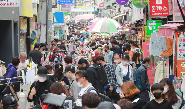사진은 부산 중구 광복로49번길 광복동 주민센터 인근 거리가 많은 시민들로 붐비고 있다. 부산일보DB