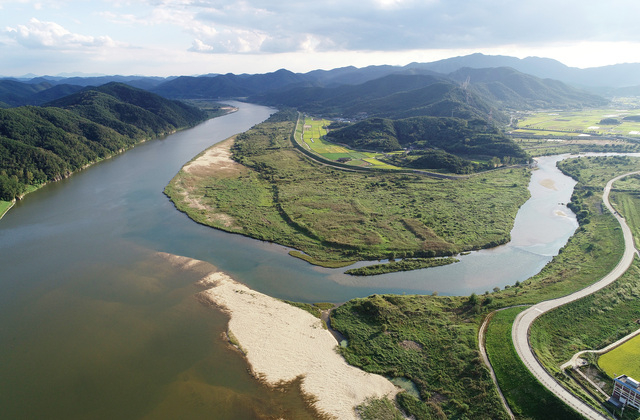 부산시 대체 취수장으로 거론되는 경남 합천군 합천창녕보 아래쪽 황강과 낙동강 합류부. 부산일보DB