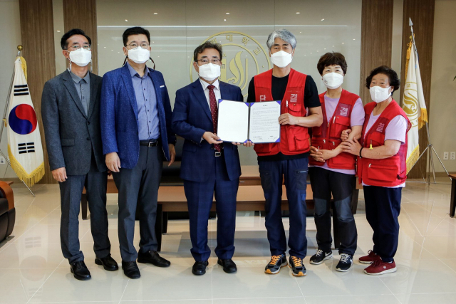 신라대와 민주노총 부산일반노조 신라대지회는 16일 오전 대학본부 접견실에서 청소노동자 직접고용 합의서에 서명했다. 민주노총 부산일반노조 신라대지회 제공