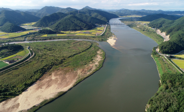 1991년 낙동강 페놀 사태 이후 안전한 물을 향한 낙동강 하류 지역의 30년 염원이 마침내 이뤄진다. 경남 합천 황강물과 창녕 강변여과수를 부산과 동부 경남지역에 공급하는 방안이 환경부 정책으로 추진되는 것이다. 경남 합천군 합천창녕보 아래쪽 낙동강과 황강이 만나는 지점. 부산일보DB