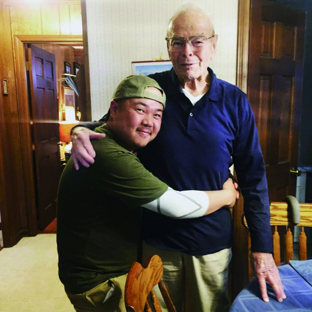 사진작가 라미 현(왼쪽)이 ‘한국전쟁 마지막 미군포로’ 윌리엄 빌 펀체스 씨를 켜앉고 있다. 마음의숲 제공