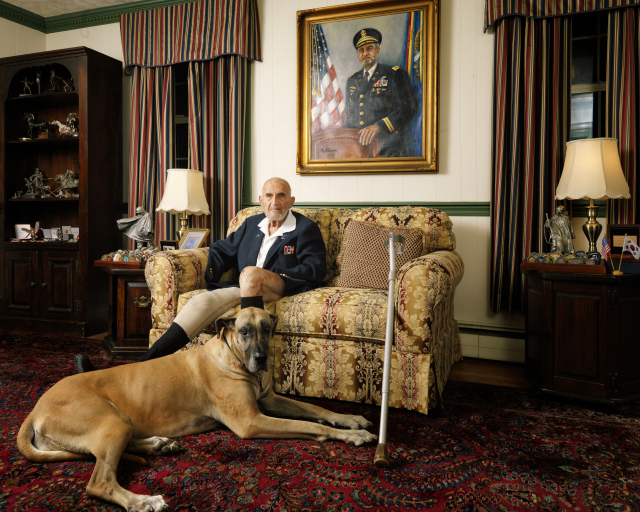한국전쟁 참전용사 윌리엄 빌 베버. 그는 한국전쟁 중 전투하다 오른팔을 잃었고, 후송 중 다시 포탄을 맞아 같은 날 오른쪽 다리마저 잃었다. 그의 곁에는 늘 지팡이가 있다. 카메라를 바라보는 그의 눈빛이 형형하다. 그는 미국 워싱턴의 한국전쟁 참전용사 기념공원에 설치된 동상의 모델 중 한 명이다. 마음의숲 제공