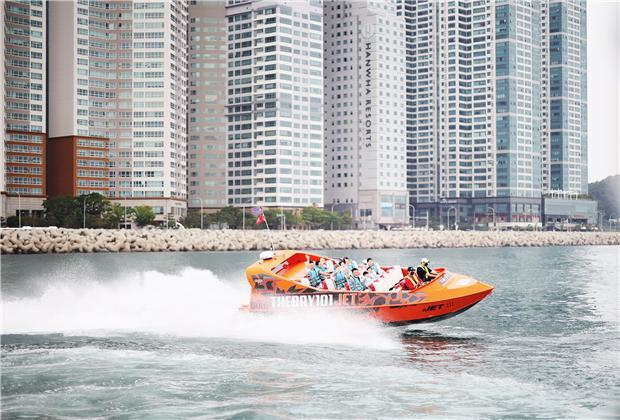 부산 대표 복합 마리나 시절인 '더베이101'이 올 여름 부산을 찾는 국내외 관광객들을 위해 다시 요트 제트보트를 운영한다. 사진 더베이101 제공
