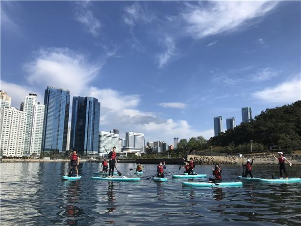 더베이101은 올해 부산 시내 중·고교생을 대상으로 SUP보드, 카약, 생존 수영 등 해양레저 체험 교실 프로그램을 운영한다. 사진 더베이101 제공
