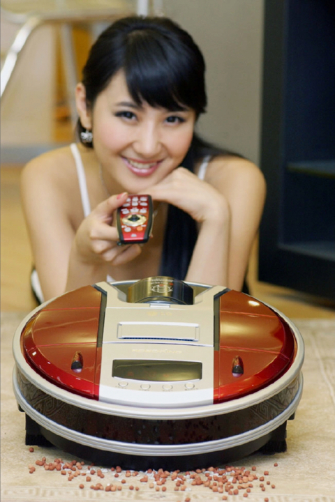 2001년에 처음 나온 로봇청소기는 현재 비약적으로 성능이 개선되었다. 사진은 초창기 모델. 부산일보 DB