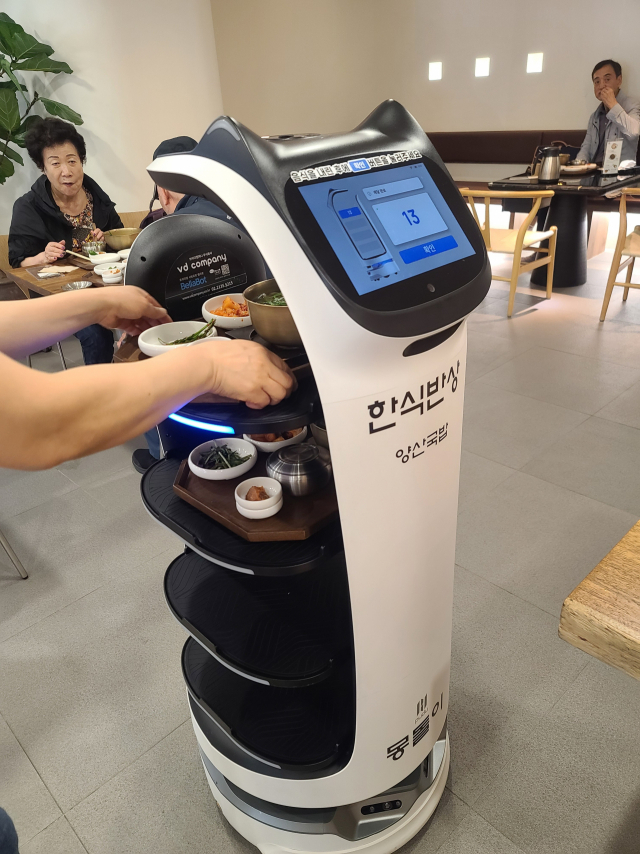 부산역 1층 양산국밥에서 로봇이 서빙을 하고 있다. 박종호 논설위원