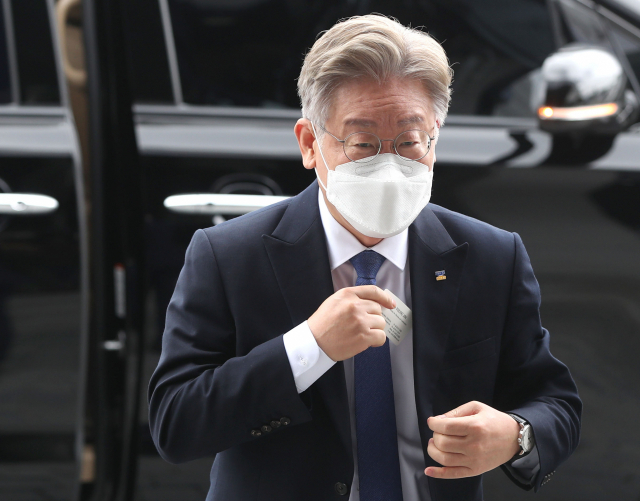 이재명 경기지사가 지난 17일 경남 창원시 의창구 경남도청에서 열린 '경상남도·경기도·경남연구원·경기연구원 공동협력을 위한 정책 협약식'에 참석하기 위해 경남도를 방문하고 있다. 연합뉴스