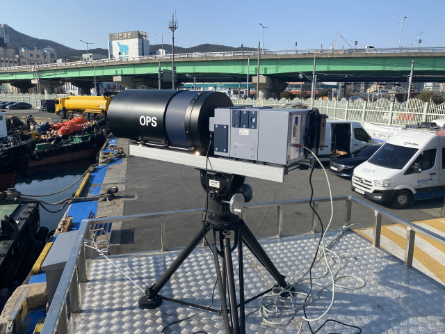 부산항의 선박 배출 오염원 실측을 위해 설치된 대기오염물질 원격 광학 분석장비(OP-FTIR). 부산항만공사 제공