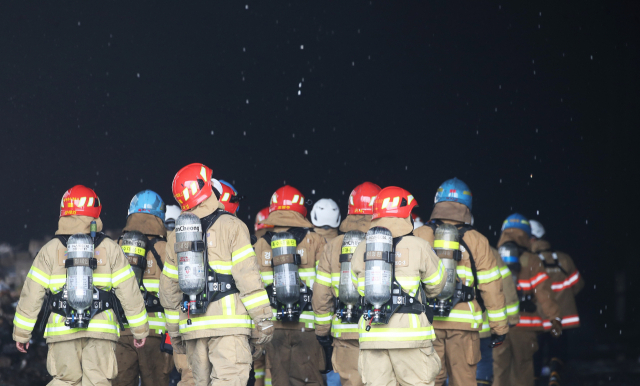 19일 오전 경기도 이천시 마장면 쿠팡 덕평물류센터 화재 현장에서 경기도 안전 특별점검관, 국토교통부 건축구조기술사, 국토안전관리원 주무관 등 전문가들이 소방관과 함께 건물 구조 안전진단을 위해 내부로 들어가고 있다. 연합뉴스
