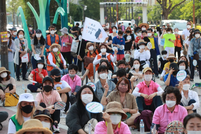 전국의 동물보호단체 모임 ‘동물을 위한 전진’은 19일 오후 부산 사상구 상설 문화광장에서 개·고양이 식용금지법 제정을 촉구하는 집회를 열었다. 김경현 기자 view@
