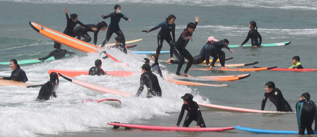 휴일인 20일 부산 해운대구 송정해수욕장을 찾은 많은 서핑 매니아들이 서핑을 즐기고 있다. 19~20일 송정해수욕장에서는 '제12회 부산시장배 국제서핑대회'가 열렸다. 강선배 기자 ksun@