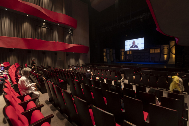 고인범 부산국제연극제 집행위원장이 영화의전당 하늘연극장에서 영상으로 인사말을 하고 있다. 부산국제연극제조직위 제공