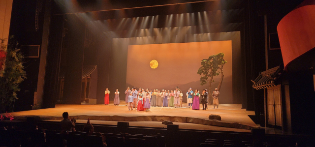 제18회 부산국제연극제 폐막작 '토지I' 공연을 마친 경남도립예술단이 커튼콜을 하고 있다. 오금아 기자