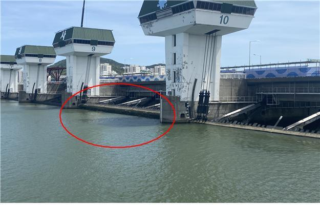 낙동강 하굿둑 1차 개방운영 현장 사진(수문 저층 개방 해수유입). 해수부 제공