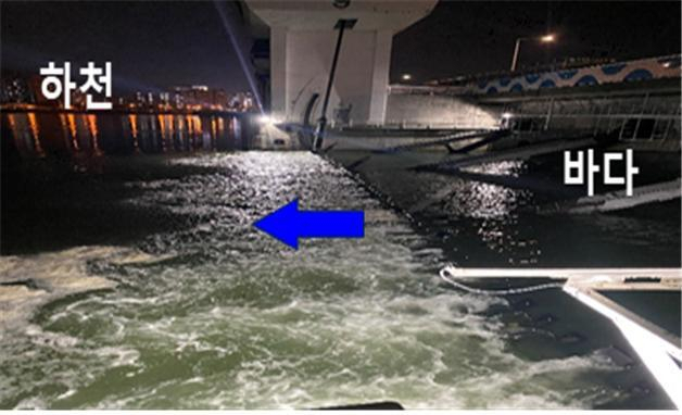 낙동강 하굿둑 1차 개방운영 현장 사진(수문 표층 개방 해수유입 . 해수부 제공