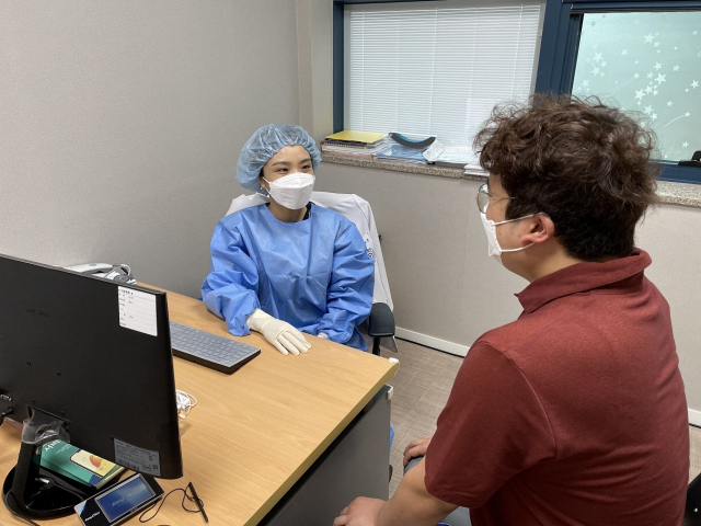 여름철 에어컨 가동 전 청소해 준다면 레지오넬라증 예방에 효과적이다. 대동병원 호흡기전담클리닉 이규민 과장이 환자를 진료하고 있다. 대동병원 제공