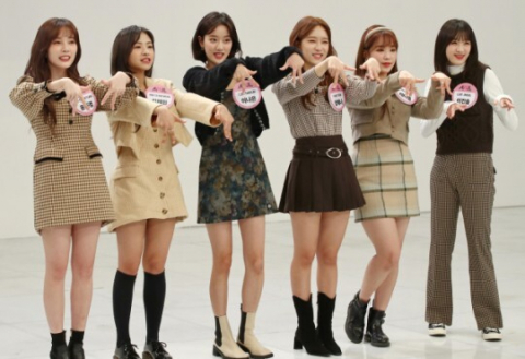 왕따 논란에 휩싸인 그룹 에이프릴이 반박 증거로 제시한 스티커 사진을 두고 네티즌의 지적이 잇따르고 있다. 연합뉴스