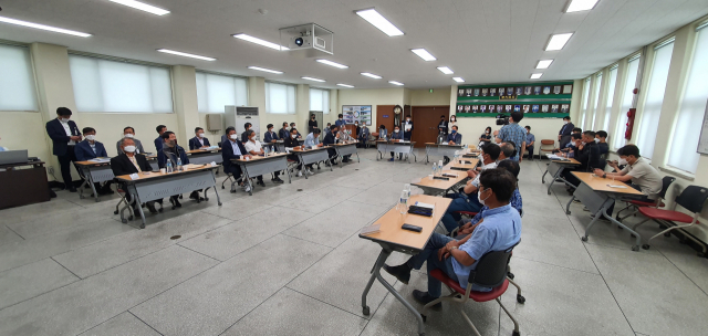 양산시는 23일 하북면 행정복지센터 2층 대회의실에서 김일권 양산시장, 박주영 청와대 경호처 지원단장, 이종희·박재우 양산시의원, 통도사 총무·사회국장 스님, 문 대통령 사저가 건립 중인 평산마을을 포함해 사저 주변 5개 마을 이장 등 20여 명이 참석한 가운데 간담회를 개최했다. 이날 간담회는 참석 주민들이 건의하고 김 시장이 답변하는 형식으로 70여 분간 진행됐다. 김태권 기자