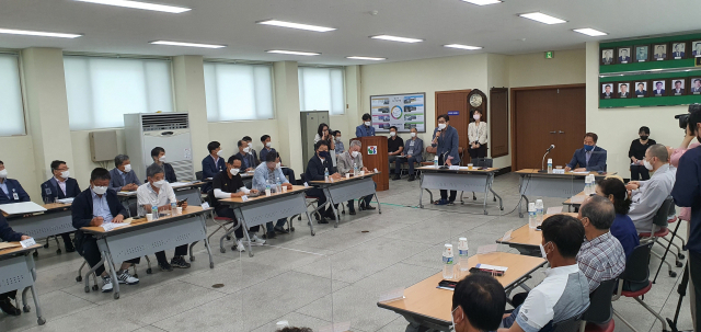 양산시는 23일 하북면 행정복지센터 2층 대회의실에서 김일권 양산시장, 박주영 청와대 경호처 지원단장, 이종희·박재우 양산시의원, 통도사 총무·사회국장 스님, 문 대통령 사저가 건립 중인 평산마을을 포함해 사저 주변 5개 마을 이장 등 20여 명이 참석한 가운데 간담회를 개최했다. 이날 간담회는 참석 주민들이 건의하고 김 시장이 답변하는 형식으로 70여 분간 진행됐다. 김태권 기자