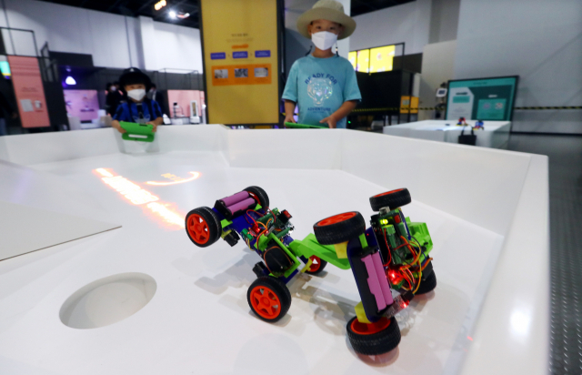 리모콘을 조종해 겨루는 쌈봇 게임.