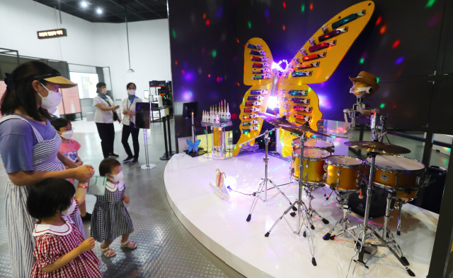 악기 연주 로봇과 휴머노이드의 콘서트.