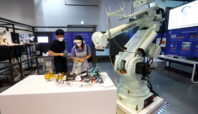 인공장기 수술을 집도하는 수술 로봇.