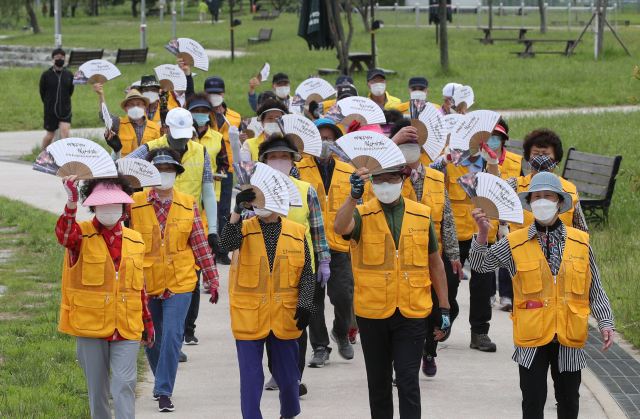 2030부산월드엑스포 유치 신청일인 23일 오전 ‘2030부산세계박람회 유치 기원 및 공감대 형성을 위한 워킹데이’ 행사가 남구 우암동 도시 숲 일대(왼쪽), 사상구 삼락생태공원(오른쪽), 중구 복병산 체육공원, 북구 화명운동장 일대에서 열렸다. 김경현·정종회 기자 view@