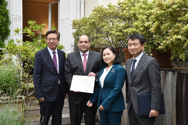 23일 유명희 산업통상자원부 2030부산세계박람회 유치단장이 프랑스 파리 국제박람회기구(BIE) 사무국에 2030 월드엑스포 유치신청서를 제출한 뒤 기념촬영을 하고 있다. 왼쪽부터 박형준 부산시장, 드미트리 케르켄테즈 BIE 사무총장, 유명희 유치단장, 유대종 주불대사. 부산시 제공