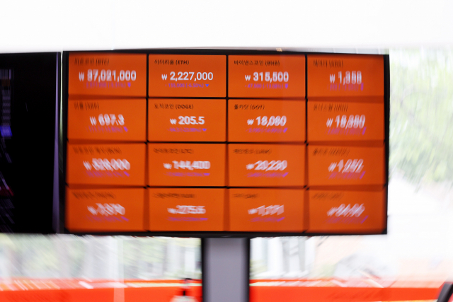 지난 22일 오전 서울 빗썸 강남센터에 설치된 모니터에 가상화폐 시세가 표시되고 있다. 연합뉴스