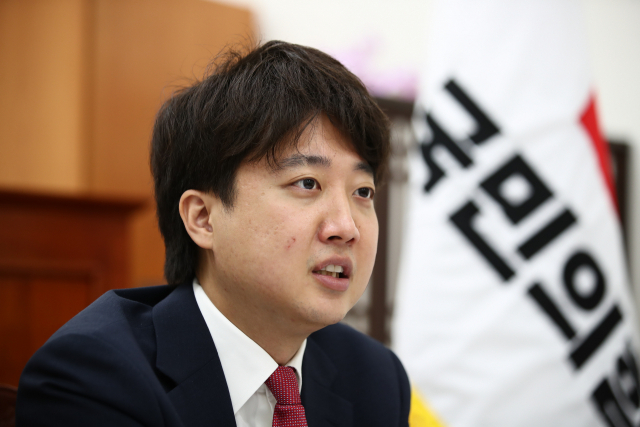 국민의힘 이준석 대표는 24일 국회 당 대표실에서 가진 <부산일보>와의 인터뷰에서 “구체적인 해결능력을 가진 최고경영자(CEO)형 리더십을 가진 후보가 차기 대통령으로 선호될 것”이라고 전망했다. 김종호 기자 kimjh@