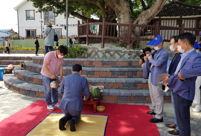 통영시와 봉평마을관리사회적협동조합은 24일 봉평동 일원에서 ‘당산나무 복합문화공간’ 마을상점 개점을 기념하는 ‘오픈한데메’ 이벤트를 열었다. 통영시 제공
